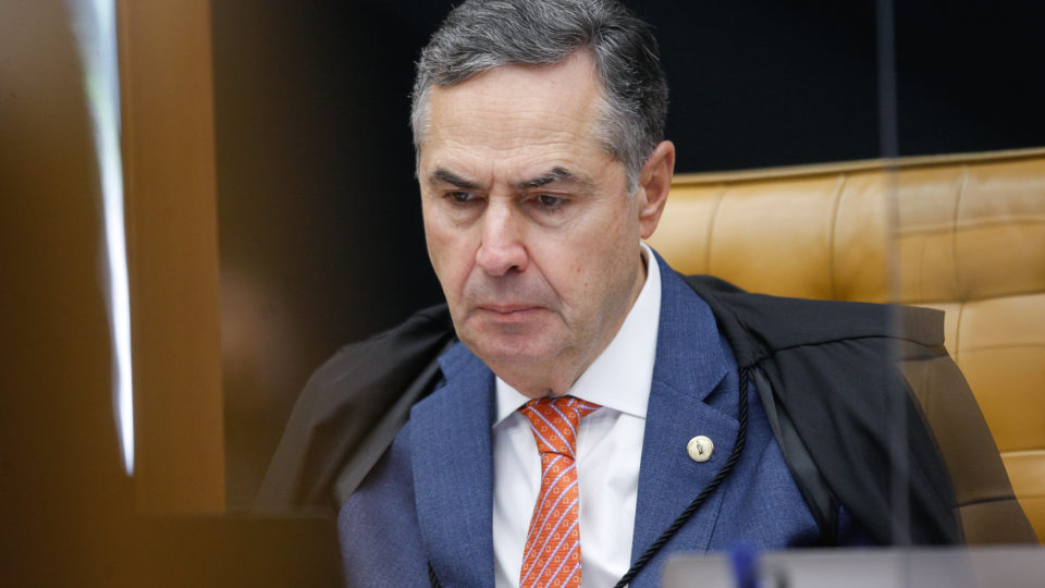 Barroso diz que mundo passa por “momento de erosão da democracia” militares STF
