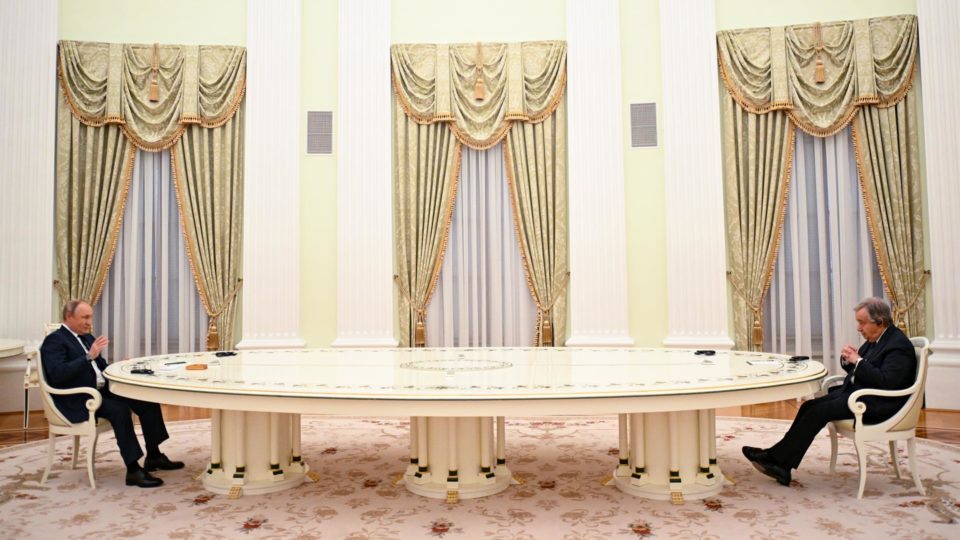 Putin rebate secretário da ONU sobre corredores humanitários que não funcionam: “Mal informado” No encontro em Moscou, presidente russo admitiu a Guterres que situação na cidade ucraniana de Mariupol é “trágica”