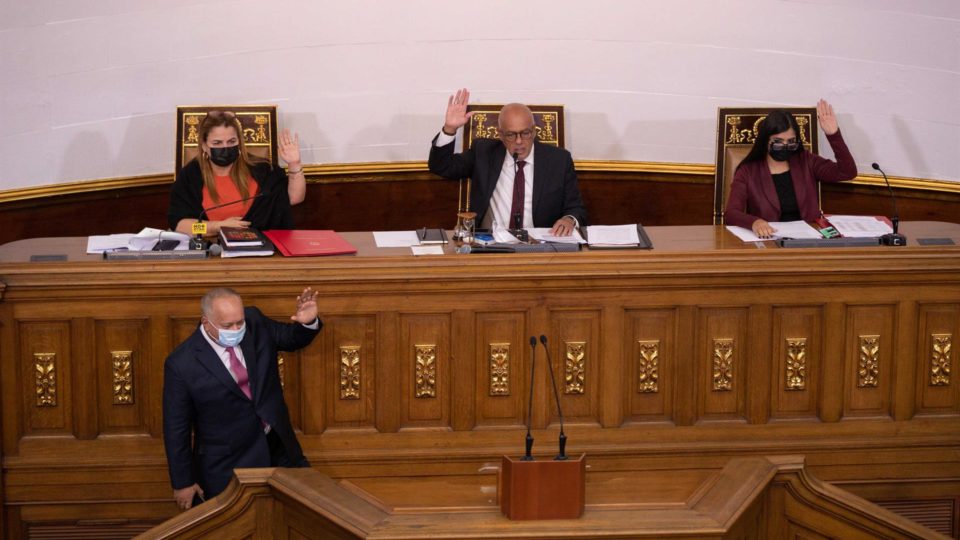 Oposição venezuelana denuncia “imposição” de 20 novos magistrados do Supremo Tribunal Votação na Assembleia Nacional da Venezuela: processo, que havia sido adiado, nomeou magistrados do período anterior, o que é vedado pela Constituição do país