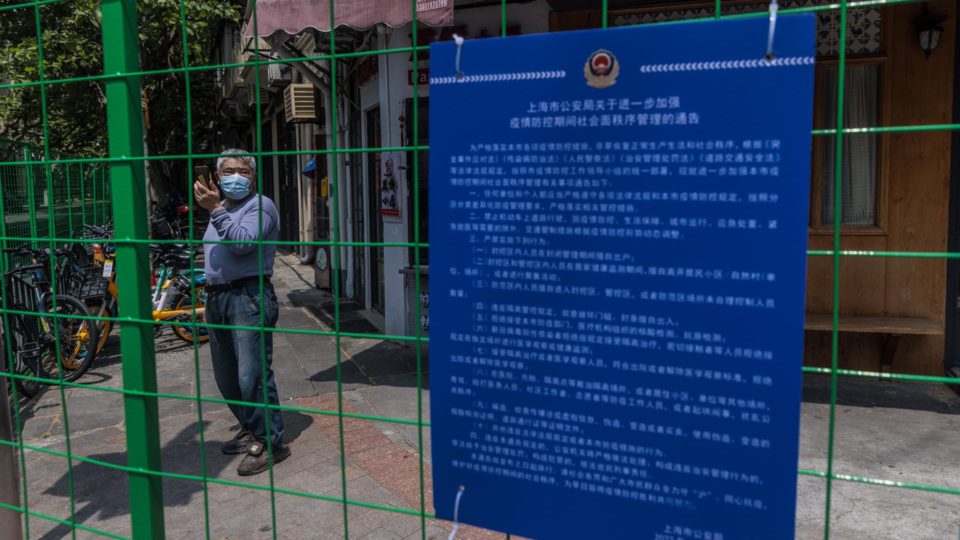 Jaulas de Xangai: os horrores do lockdown chinês Cercas foram erguidas em vários distritos da maior cidade chinesa para fechar ruas e entradas de complexos de apartamentos onde casos foram registrados
