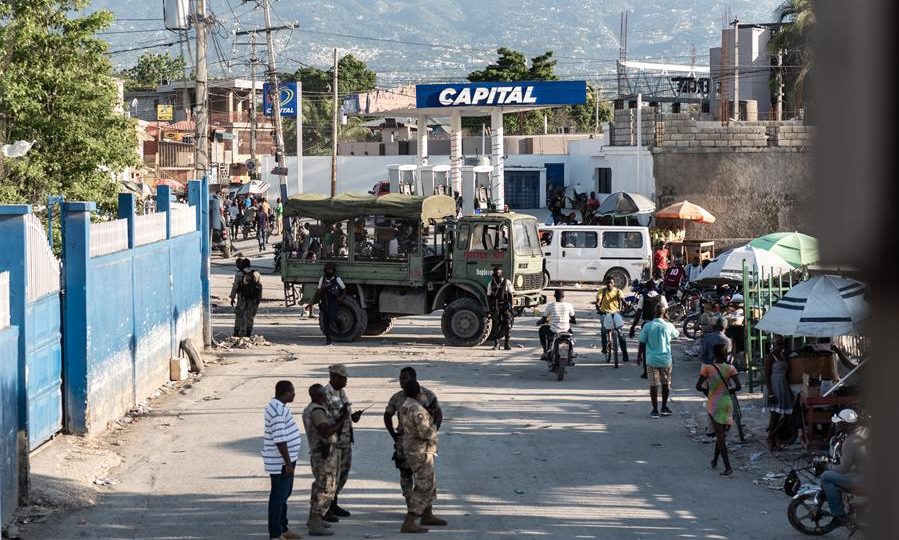 Centenas de famílias deixam suas casas no Haiti, fugindo da violência de gangues Polícia guarda área de Tabarré para evitar confrontos entre facções armadas na terça-feira, em Porto Príncipe