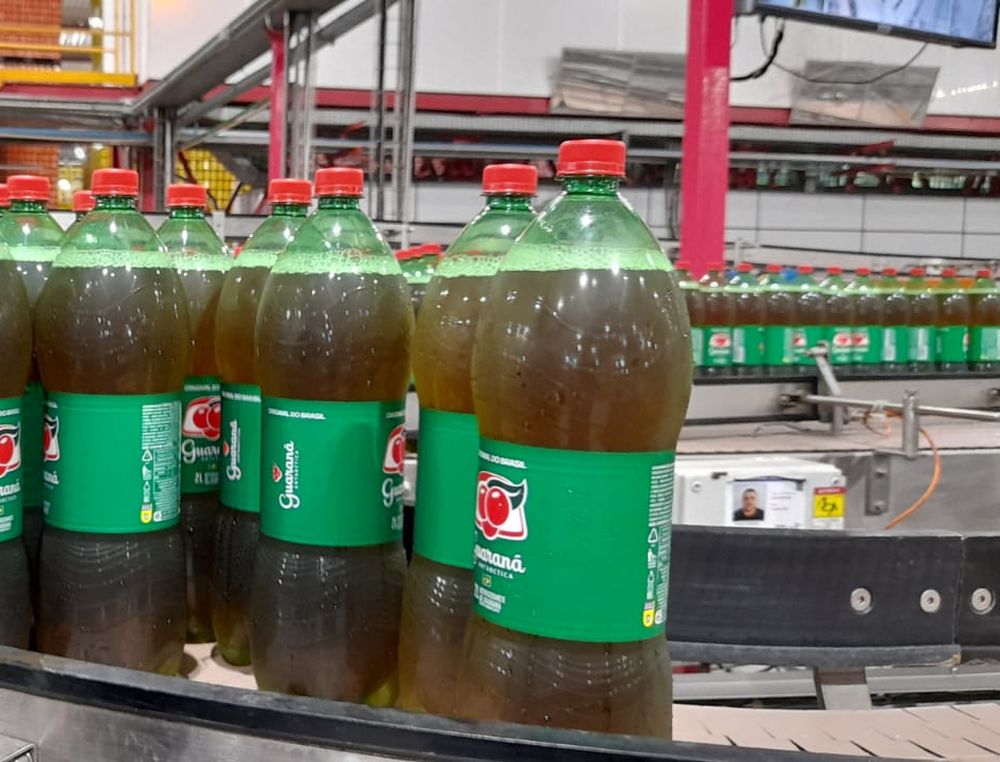Indústria afirma que passou a ter 100% do envase de Guaraná Antarctica com embalagens de garrafa pet totalmente recicladas.