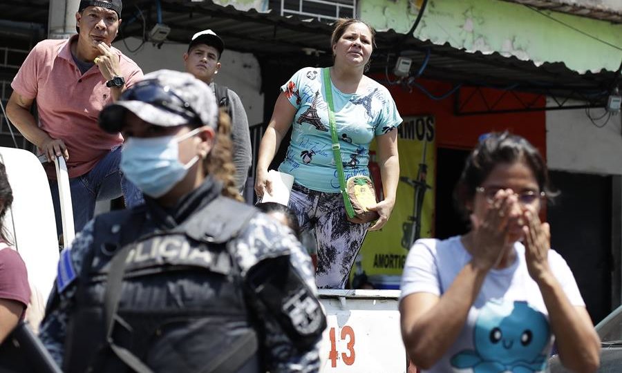 El Salvador registra mais de 19 mil detenções durante estado de emergência Familiares dos supostos