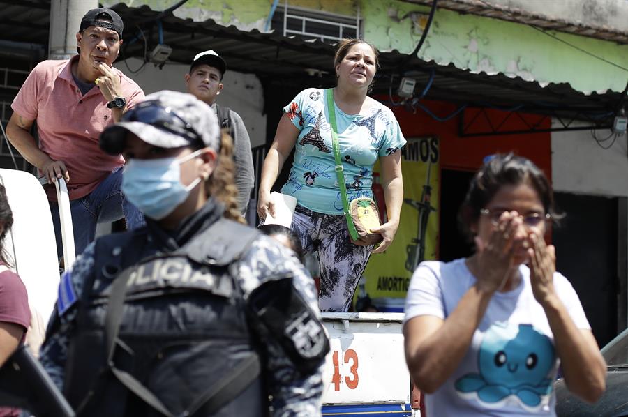 Familiares dos supostos "membros de gangue" reagem durante a transferência dos detidos para uma prisão