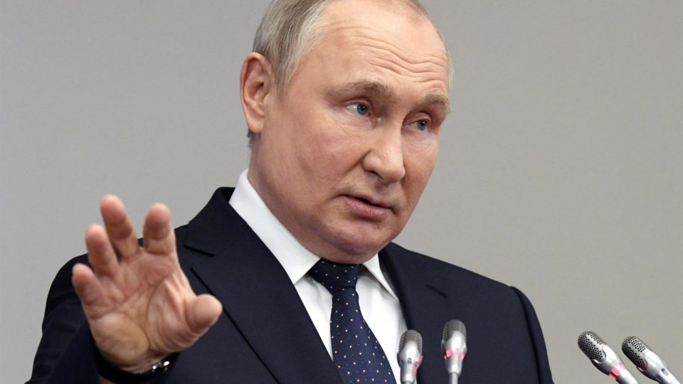 Putin ameaça resposta a “interferência” na Ucrânia com armas “que ninguém pode presumir” No Conselho de Parlamentares em São Petersburgo, presidente russo afirmou que ataques de resposta russos seriam “relâmpagos, rápidos”