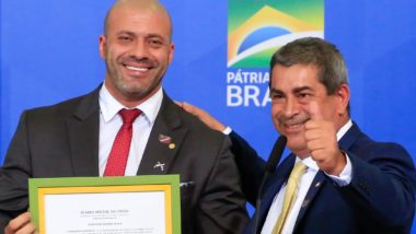Daniel Silveira exibe decreto de perdão emoldurado em ato no Palácio do Planalto Daniel Silveira