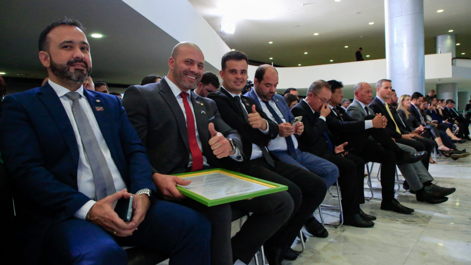 Daniel Silveira e outros deputados em ato no Palácio do Planalto, em 27/04