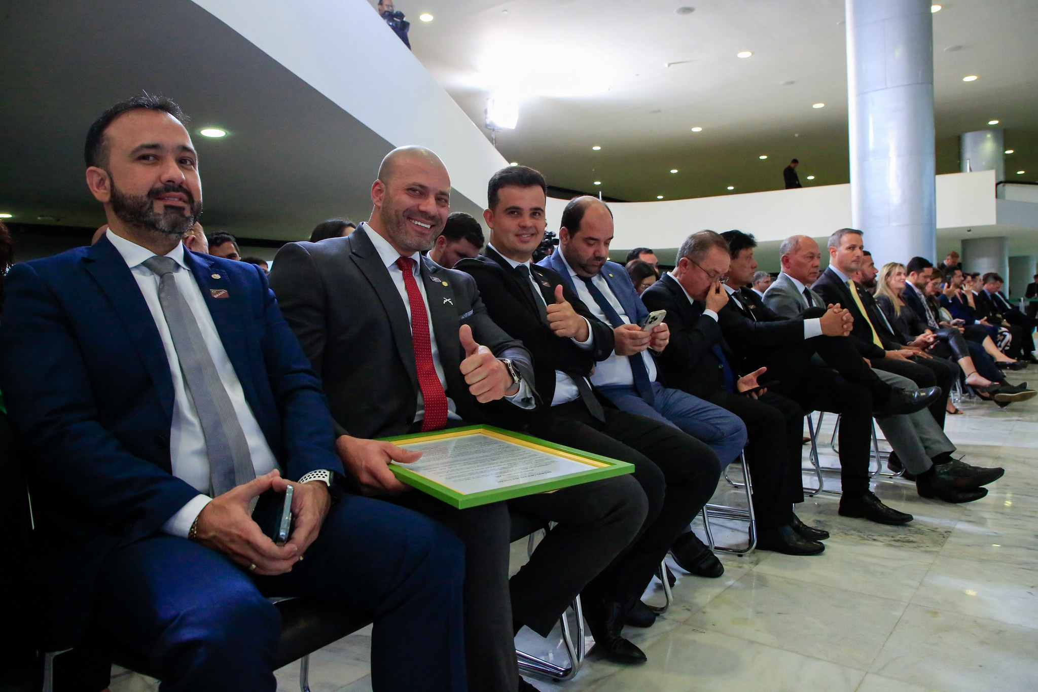 Daniel Silveira e outros deputados em ato no Palácio do Planalto, em 27/04