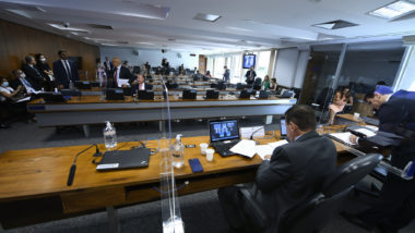 Comissão do Senado aprova isenção do Imposto de Renda sobre PLR de empregados A Comissão de Assuntos Econômicos (CAE) do Senado aprovou parecer favorável a um projeto de lei que isenta os funcionários de pagaram o Imposto de Renda sobre a Participação nos Lucros ou Resultados (PLR) das empresas.