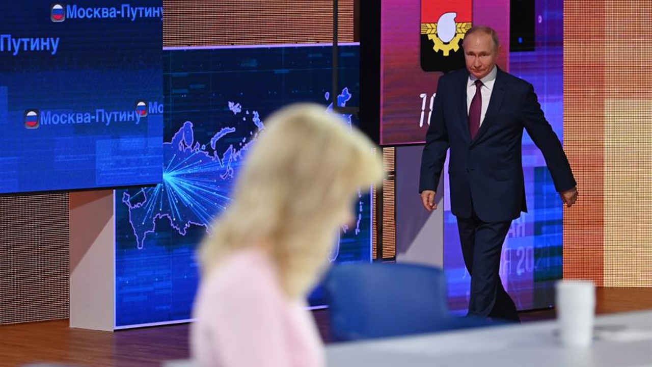 O presidente russo, Vladimir Putin, em um programa de perguntas e respostas transmitido ao vivo em Moscou, no ano passado