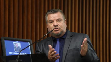 CPI da Segurança Pública bate na trave, mas volta para a gaveta depois da troca de secretário Delegado Jacovós em pronunciamento na Assembleia Legislativa.