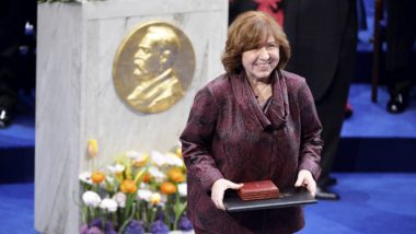 Svetlana Aleksiévitch: a humanidade protegida e despertada A escritora Svetlana Alexiévitch ao receber o Nobel de Literatura, em 2015.