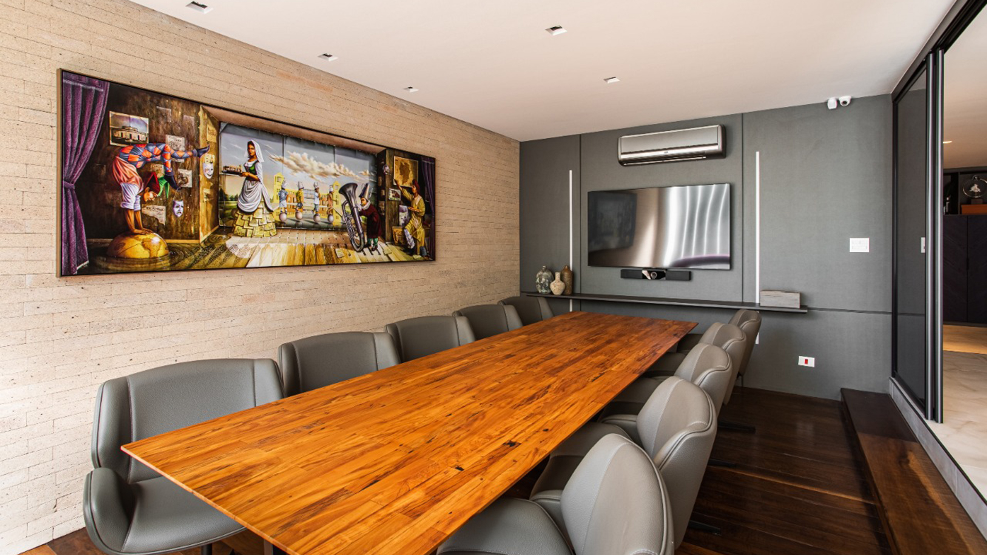 Projeto manteve o piso de madeira na sala de reuniões como modo de preservar memórias afetivas da família que ocupou o imóvel durante décadas.