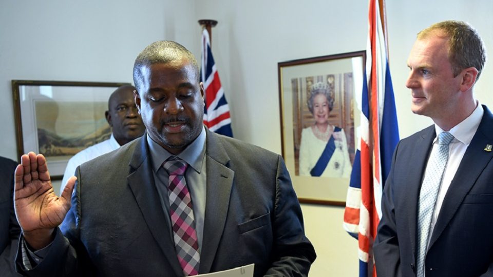 Primeiro-ministro das Ilhas Virgens Britânicas é detido nos EUA Andrew Fahie (em imagem da sua posse, em 2019) foi preso em Miami por agentes da DEA que se faziam passar por traficantes de cocaína mexicanos
