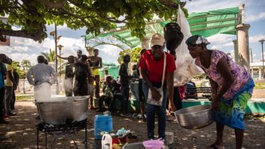 Saques, estupros e assassinatos: Haiti vê escalada na violência e teme guerra civil Haitianas cozinhando em uma praça, nesta semana, após fugir de confrontos de gangues