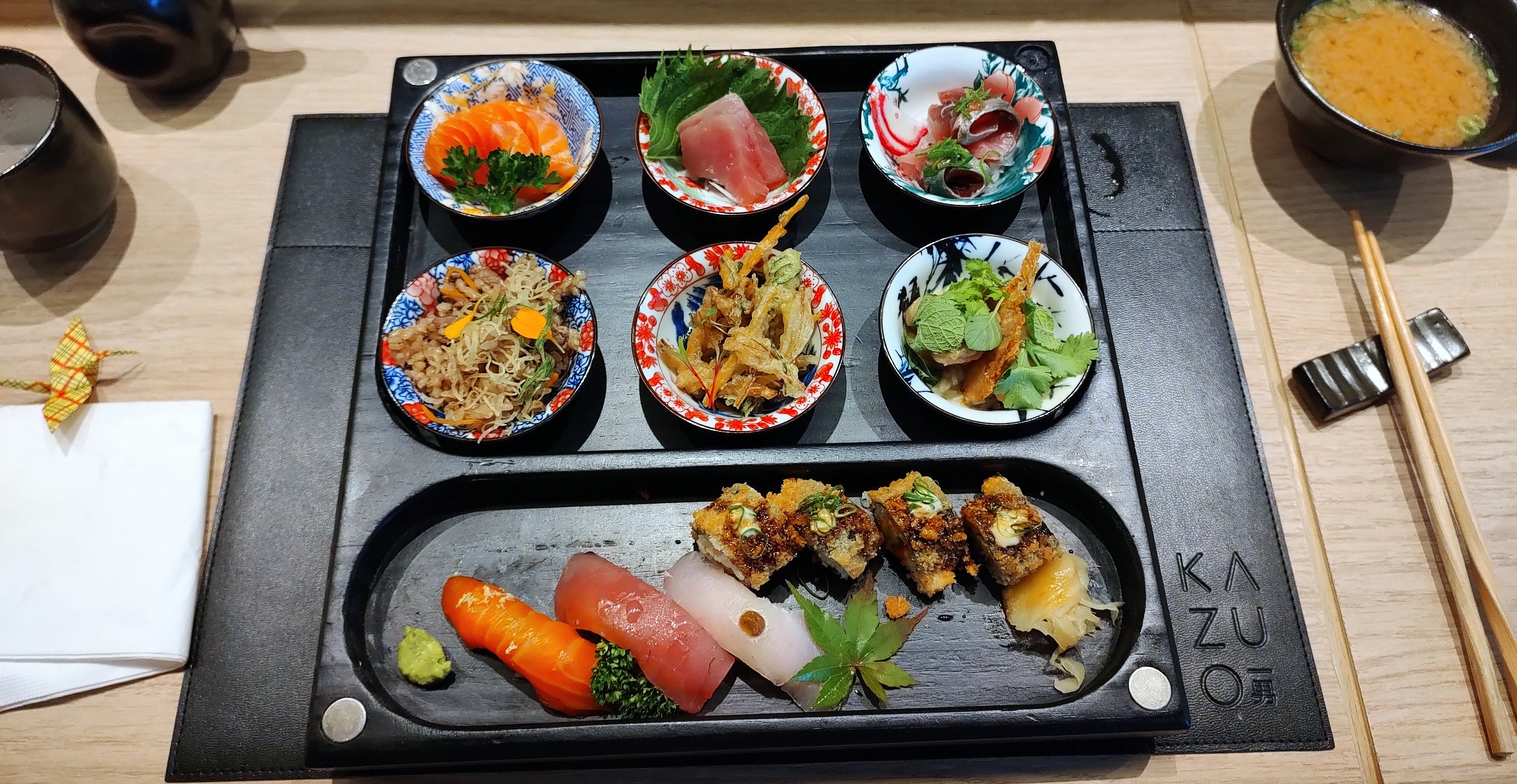 Bento Box do restaurante Emy by Kazuo. Ao lado, a cumbuca de Missoshiro.