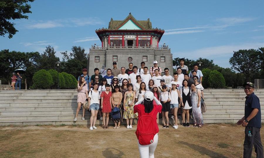 Turistas chineses em frente a um museu em Taiwan; Taiwan se tornou o repositório de grande parte da cultura tradicional chinesa