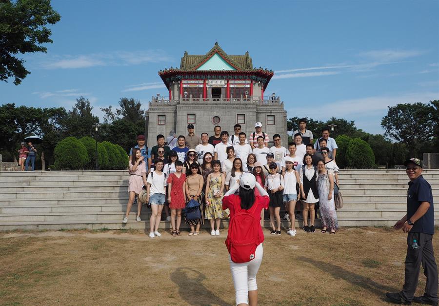 Turistas chineses em frente a um museu em Taiwan; Taiwan se tornou o repositório de grande parte da cultura tradicional chinesa