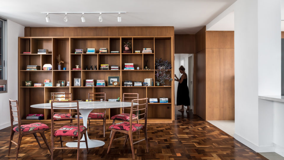 Apartamento de 120m² une características modernas ao estilo contemporâneo A estante é o eixo organizador da área social e dá acesso à área íntima, ao lavabo e à lavanderia.
