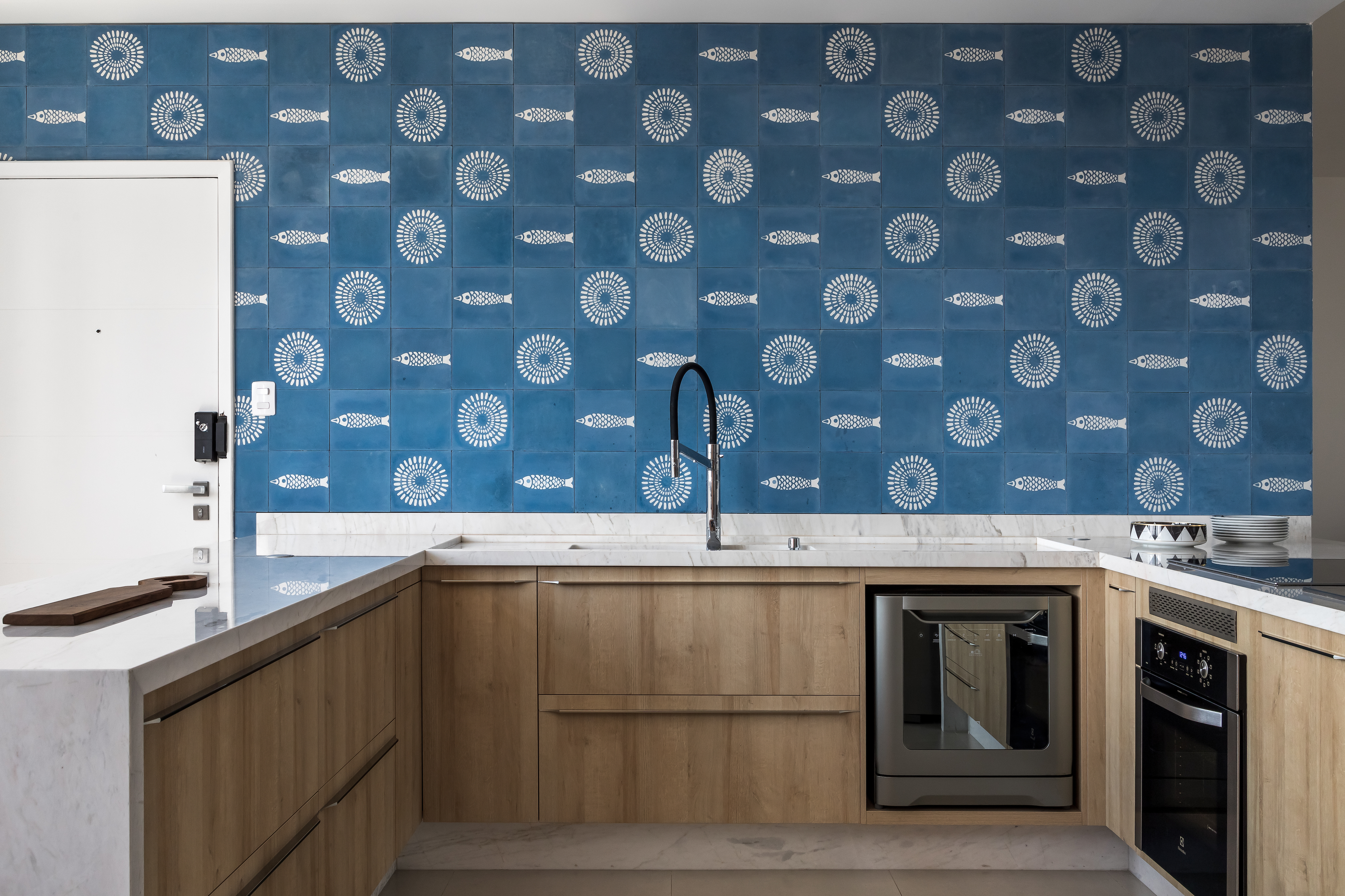 Ladrilhos hidráulicos da Decortiles formam o painel da cozinha. As peças, feitas artesanalmente, têm desenhos assinados pela artista plástica Calu Fontes. Ladrilhos hidráulicos da Decortiles formam o painel da cozinha. As peças, feitas artesanalmente, têm desenhos assinados pela artista plástica Calu Fontes.