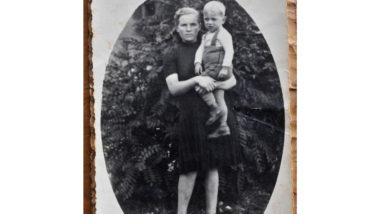 Jorge nasceu num campo nazista. E foi salvo por Janina Janina e o filho, Jorge: sobreviventes de um campo de concentração nazista