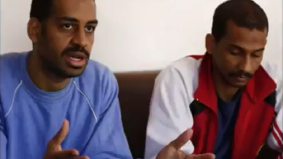 Alexanda Kotey (à esquerda) foi condenado por crimes cometidos enquanto integrava um grupo do EI responsável por decapitações de reféns de países do Ocidente no Iraque e na Síria