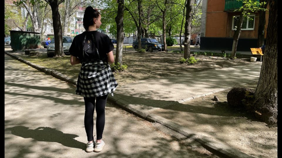 Civis enfrentam jornada de terror para tentar escapar de Mariupol Alena Kononova, de 18 anos, viu a mãe ser baleada e seu prédio ser bombardeado antes de ambas deixarem Mariupol: “Eu pensava diariamente que seria o último dia da minha vida”