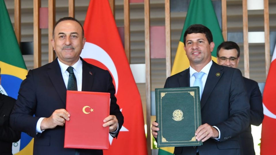 O ministro das Relações Exteriores da Turquia, Mevlüt Çavuşoğlu, em encontro em Brasília com o ministro do Turismo do Brasil, Carlos Brito, na última segunda-feira