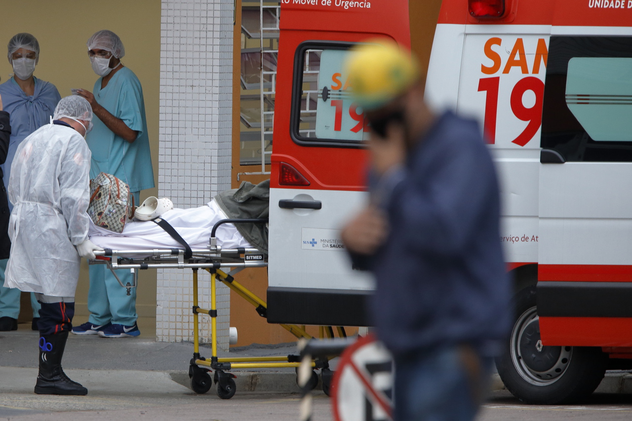 fila de ambulâncias