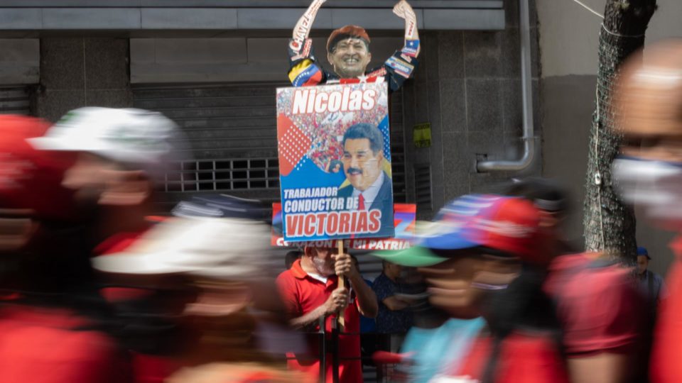ONG documenta 244 violações à liberdade de expressão na Venezuela em 2021 Cartaz com foto de Nicolás Maduro junto de imagem do antecessor Hugo Chávez durante ato de funcionários públicos venezuelanos no Dia do Trabalho, no domingo (1º)