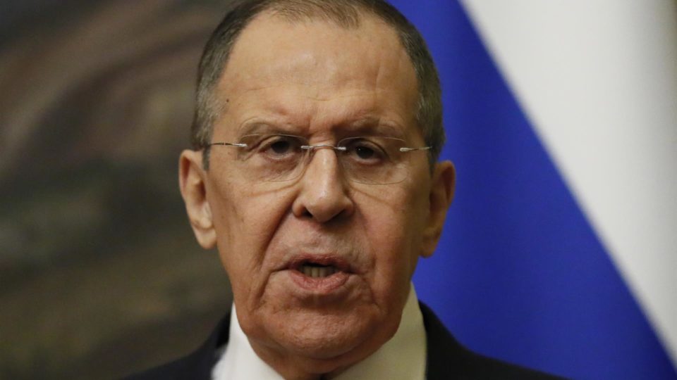 Ao ser indagado sobre a incoerência de alegar nazificação da Ucrânia enquanto o país tem um presidente judeu, Sergey Lavrov argumentou que Hitler “também tinha origens judaicas”
