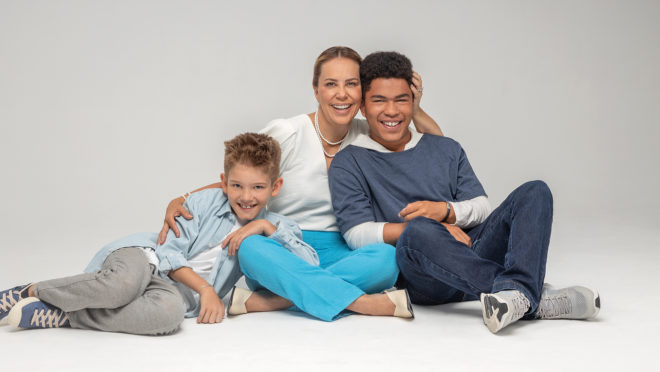 Adriana Milczevsky e seus filhos João Marcelo, 9 anos, e Marcelo, de 15 anos, que nasceram pela adoção.