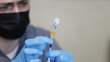 Vacina contra Covid-19 garante lucro trimestral 61% maior para Pfizer Profissional prepara vacina da Pfizer para aplicação, nos Estados Unidos, em março