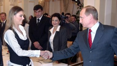 Jornal revela detalhes do nascimento de filhos de Putin com ex-ginasta Putin cumprimenta Alina Kabayeva, em evento com atletas russos na sua residência oficial na região de Moscou, em 2004