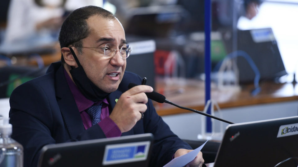 Senador tem imunidade violada enquanto colegas se preocupam com McDonald’s Senador Jorge Kajuru