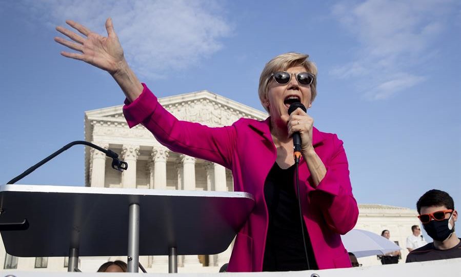 A furiosa reação da esquerda americana pró-aborto Senadora democrata Elizabeth Warren discursa para manifestantes pró-aborto em frente à Suprema Corte, em Washington, na terça-feira