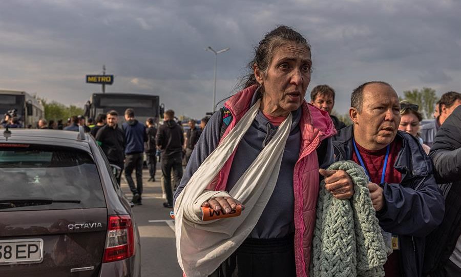 Inteligência ucraniana afirma que Mariupol será palco de celebrações russas no 9 de maio Mulher ferida caminha depois de chegar a um ônibus que evacuou civis da siderúrgica Azovstal, na cidade de Mariupol, na terça-feira