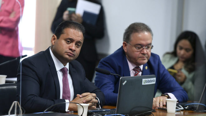 Senador Weverton (esquerda na imagem) é o relator da proposta.