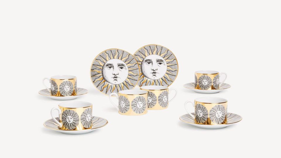 À mesa com peças de design Fornasetti Chá