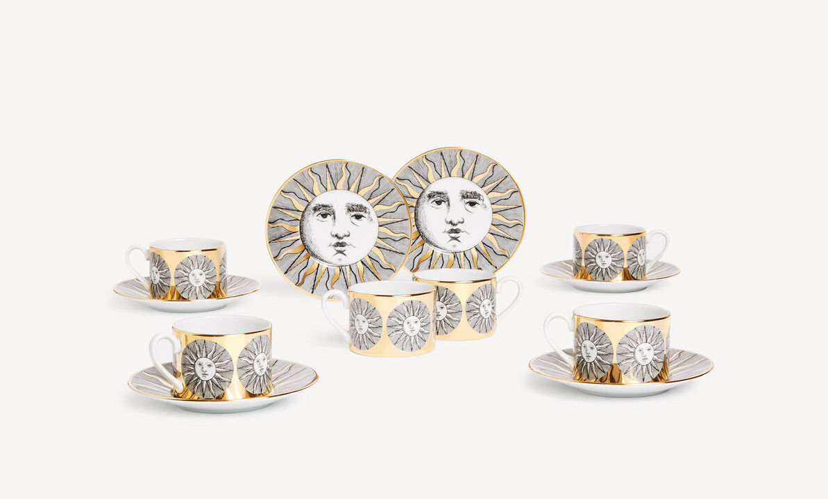 Aparelhos de jantar e chá, em porcelana, assinados por Piero Fornasetti