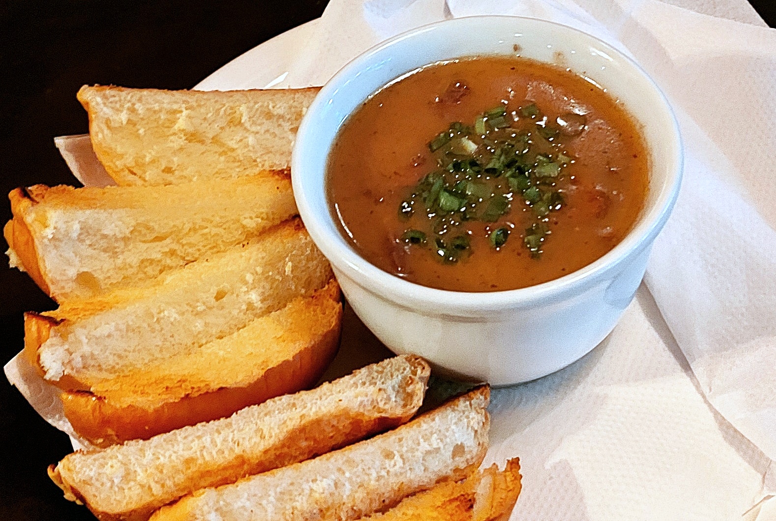 Moela escura. A moela cozida lentamente no vinho tinto, destaque entre os pratos fora do cardápio do Jipe Bar.