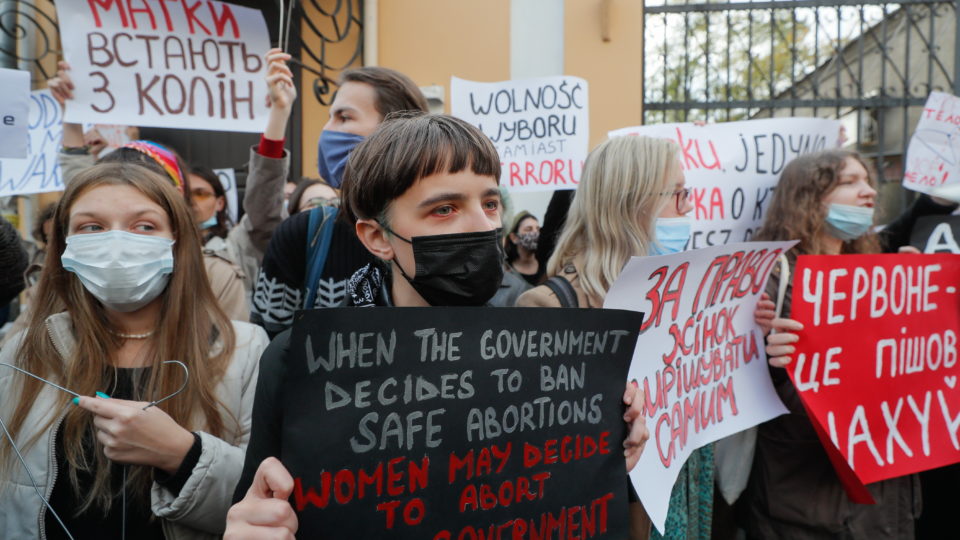 Ou você é pró-vida, ou você é pró-Ucrânia da OTAN Ucranianos protestam contra leis que restringem o aborto na Polônia. Kiev, 26/10/2020.