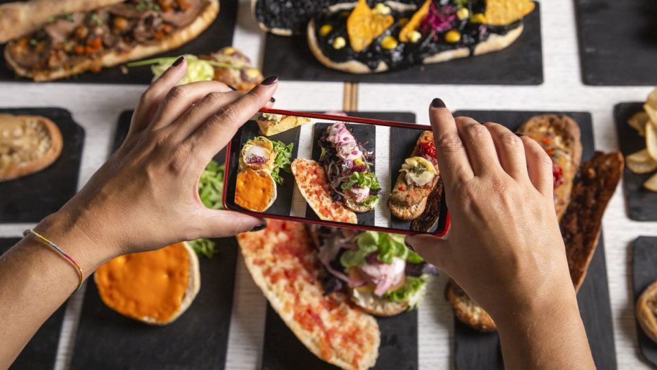 Como atrair os clientes de volta ao restaurante utilizando as redes sociais e aplicativos de delivery Restaurante redes sociais