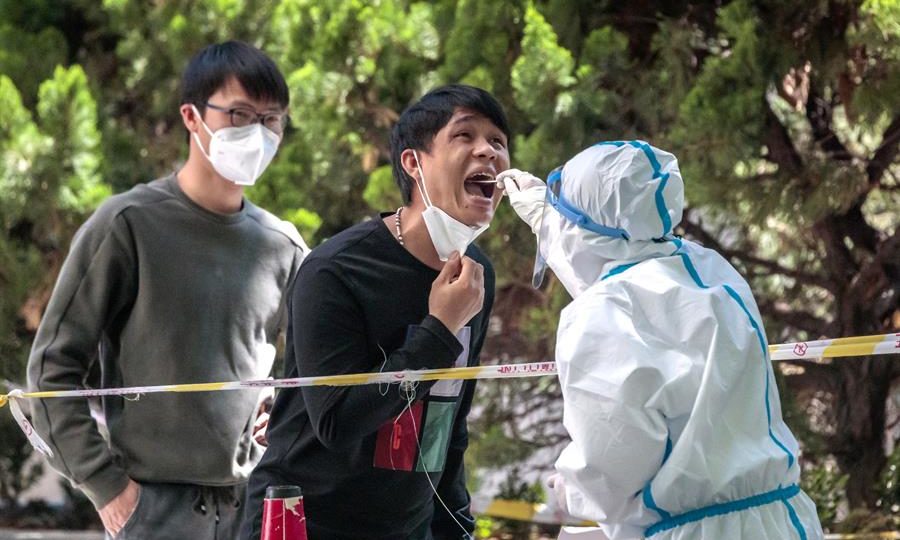 A raiva de Xangai pode provocar um incêndio Chinês faz teste de coronavírus na rua, em meio ao bloqueio da Covid-19 em andamento em Xangai, nesta quinta-feira