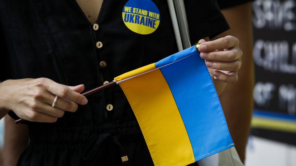 Guerra se intensifica, mas Ucrânia tenta retomar “normalidade” Ucraniana segura bandeira do país em protesto em frente à embaixada russa em Bangkok, na Tailândia