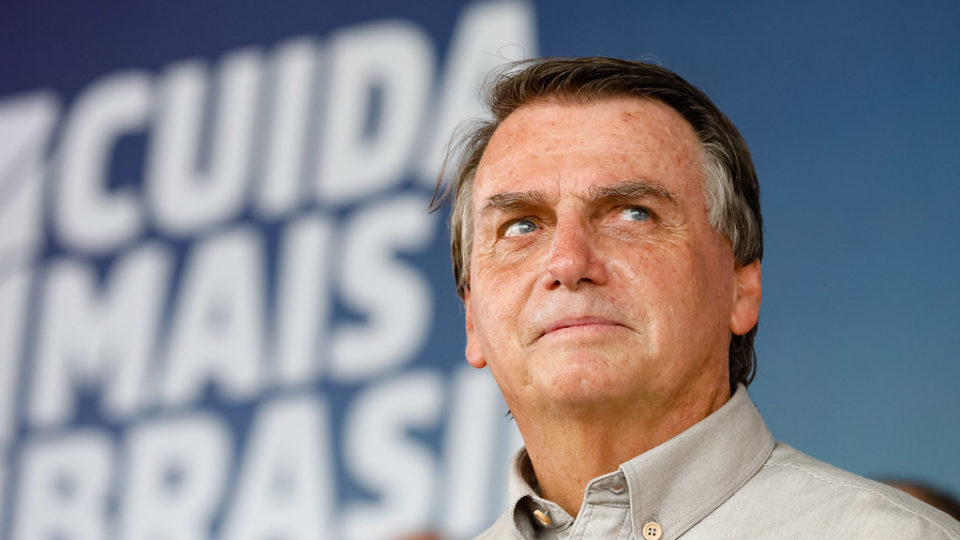 “Nossos inimigos estão dentro do gabinete visando roubar nossa liberdade”, diz Bolsonaro Bolsonaro afirmou que seu grande sonho, como presidente, é de um dia aprovar um excludente de ilicitude aos agentes de segurança pública.
