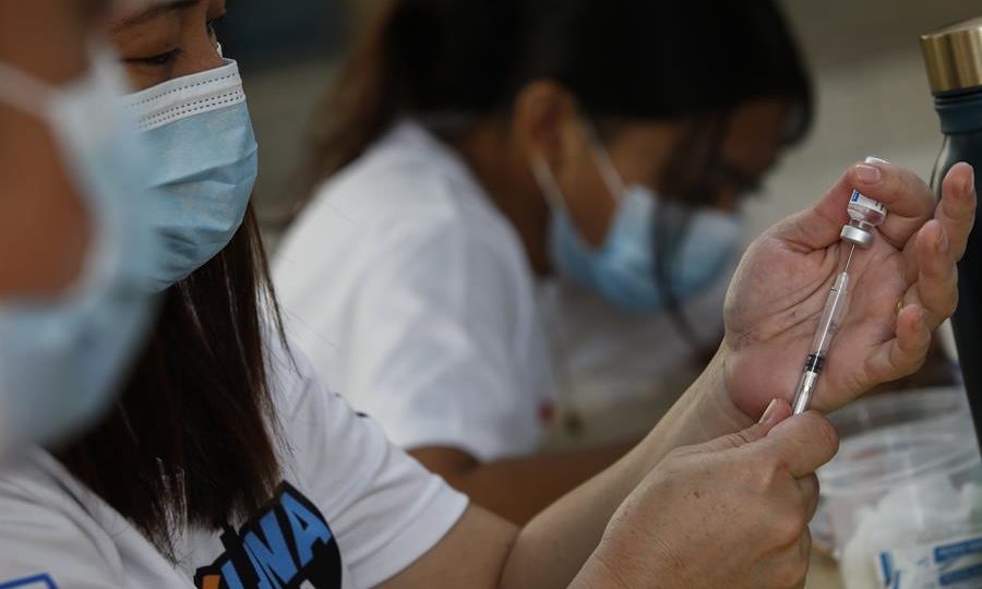 EUA limitam vacina Janssen por risco de coágulo sanguíneo grave Vacina Janssen sendo aplicada nas Filipinas, em dezembro