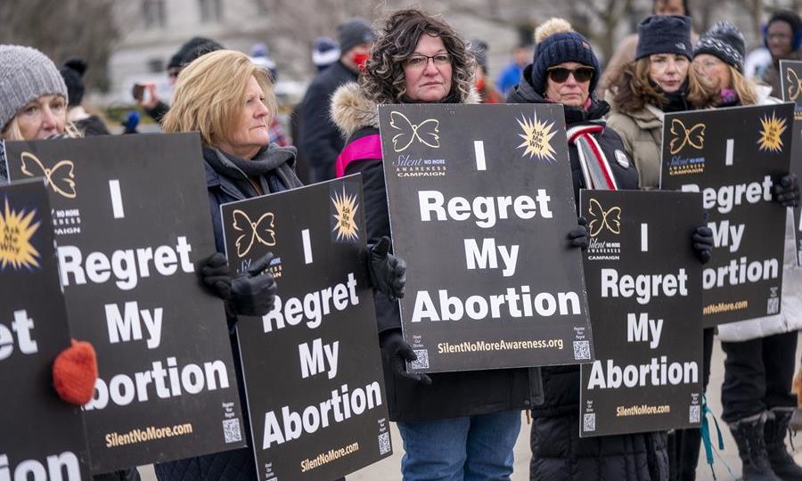 Muitos não sabem como a sentença “Roe vs Wade” é extremista Ativistas pró-vida fazem manifestação em frente à Suprema Corte, durante a 49ª Marcha pela Vida em Washington, DC, EUA, 21 de janeiro de 2022.