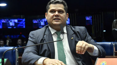 Alcolumbre é internado com “fortes” dores abdominais O presidente da CCJ do Senado, Davi Alcolumbre (União Brasil-AP).
