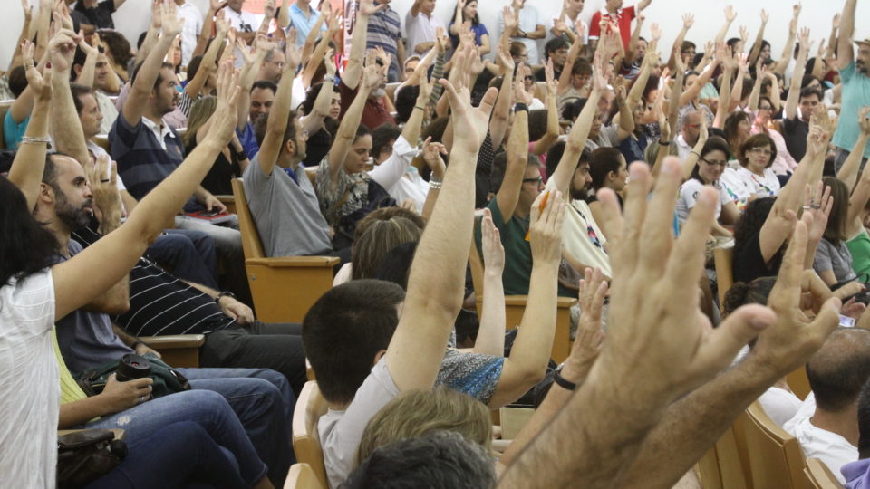 É um erro acreditar que a universidade se move por teoria e pensamento Professores votam greve na Universidade Estadual de Londrina. 12/02/2015